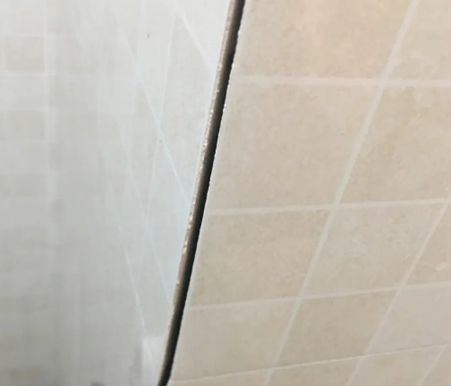 美溪瓷砖空鼓维修公司分享阳台瓷砖脱落的修复过程可以分为以下几个步骤