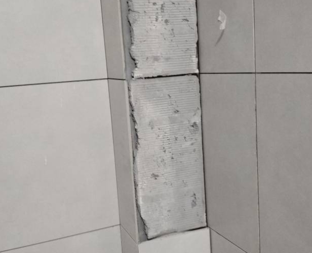 美溪瓷砖空鼓维修公司分享下瓷砖施工前基层浇水润湿程度不足，可能导致以下问题