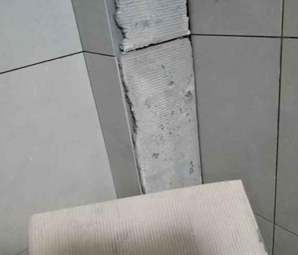 美溪瓷砖空鼓维修公司分享下厨房瓷砖脱落的补救措施。